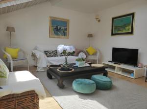een woonkamer met een bank en een salontafel bij Nid douillet appart. entier, charme près Paris in Suresnes