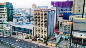 una vista aérea de una ciudad con edificios en Chungjangro Ilbeonji Boutique Hotel en Gwangju