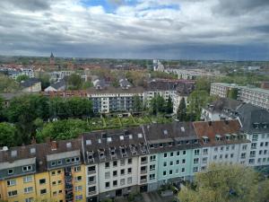 30 qm komfort wohnung في كولونيا: اطلالة علوية على مدينة بها مباني واشجار