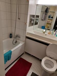 een badkamer met een bad, een toilet en een wastafel bij 30 qm komfort wohnung in Keulen