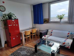 30 qm komfort wohnung في كولونيا: غرفة معيشة مع أريكة وطاولة