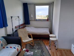 een kleine kamer met een bed en een raam bij 30 qm komfort wohnung in Keulen