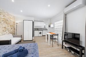 sala de estar con cama y cocina en Nice Renting - PENCHIENATTI - Cosy Loft Industrial Style, en Niza