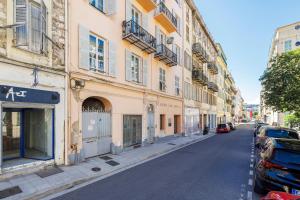 una calle con edificios y coches estacionados en la calle en Nice Renting - PENCHIENATTI - Cosy Loft Industrial Style, en Niza