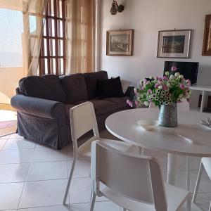 ein Wohnzimmer mit einem Sofa und einem Tisch in der Unterkunft Scario house in Scario