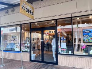 佐仓市Tatami House 3minutes from Keisei Usui Station 30minutes from Narita Airport 58minutes from Asakusa 49 minutes from Oshiage 65minutes from Ginza的站在商店门口的人