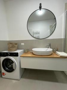 uma casa de banho com um lavatório e uma máquina de lavar roupa em Casa Moci em Verona