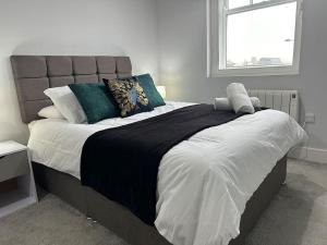 Un pat sau paturi într-o cameră la Spacious, bright, modern flat