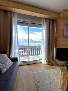 Schlafzimmer mit einem großen Fenster mit Meerblick in der Unterkunft LeChalet N22 Au pied des pistes in Saint-Lary-Soulan