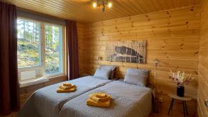 een slaapkamer met een bed met twee handdoeken erop bij Villa Kolovesi - Saimaa Retreat in Savonlinna