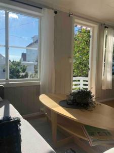 Pokój z drewnianym stołem i oknem w obiekcie Koselig hus med 4 soverom 7 min gange fra sentrum w mieście Gjøvik