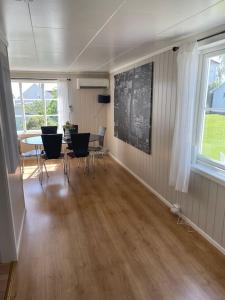 een eetkamer met een tafel en stoelen in een kamer bij Koselig hus med 4 soverom 7 min gange fra sentrum in Gjøvik