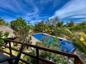 uma vista a partir da varanda de um resort com piscina em Whisky Point Surf Cabana em Baía de Arugam