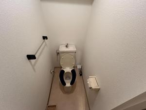 ein kleines Bad mit WC in einer Kabine in der Unterkunft Guest House Raffine HAKATA in Fukuoka