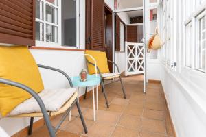 balcone con 2 sedie e un tavolo di Casa El Drago 6 a Breña Baja