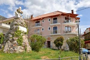 ein Haus mit einem Felsen davor in der Unterkunft TOKASTRO 1 in Arachova