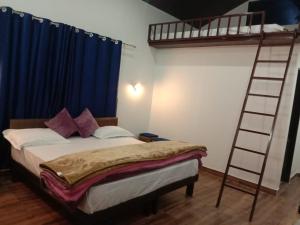een slaapkamer met een stapelbed en een ladder bij Lake Haven Resort, Sari, Chopta in Sari