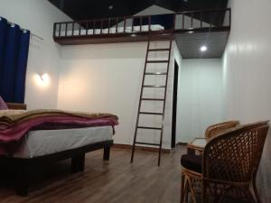 - une chambre avec des lits superposés et une échelle dans l'établissement Lake Haven Resort, Sari, Chopta, à Sari