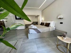 een slaapkamer met een bed en een plant in een kamer bij Palermo Inn Boutique Arte in Palermo
