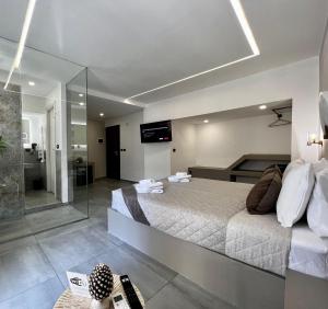 Schlafzimmer mit einem großen Bett mit Glaswand in der Unterkunft Palermo Inn Boutique Arte in Palermo