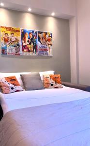 圣安吉洛Flat 252 Sorrento Apartments的卧室配有一张床铺,墙上挂着两张海报