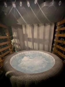bañera grande en una habitación con ventana en La Perla en Monza