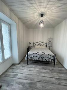 a bedroom with a bed in a room with a ceiling at Maison proche de la Mer ! in Grues