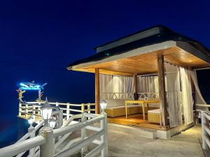 - un kiosque sur la plage la nuit dans l'établissement Serene Oasis Resort - Oslob Cebu Philippines, à Oslob