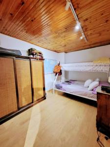 sypialnia z łóżkiem piętrowym i drewnianym sufitem w obiekcie Casa da fonte w mieście Villar de Barrio