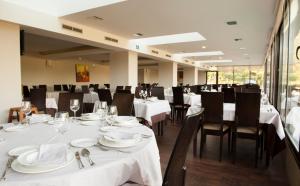 Hotel Restaurante Canzana tesisinde bir restoran veya yemek mekanı