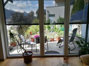 Zimmer mit einer Glasschiebetür und einer Terrasse in der Unterkunft #HeimatLiebe in Imst