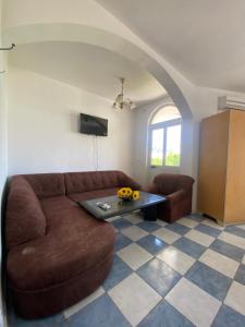 un soggiorno con un divano e un tavolo di Starlight Apartments a Ulcinj