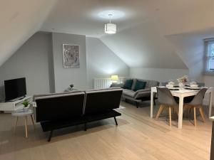 a living room with a couch and a table at Modern, spacious with s/king bed Apartment in Brentwood
