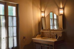 a bathroom with a sink and a mirror at La loge familiale: 110m2, place rose goudard, AC in LʼIsle-sur-la-Sorgue +41 photos