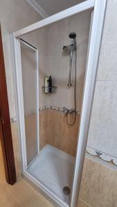 a shower with a glass door in a bathroom at Apartamento 1 dormitorio 4 personas en El Grove in O Grove