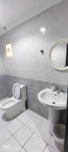 y baño con aseo y lavamanos. en ماجيك سويت الرقعى Magic Suite AlRaggi en Kuwait