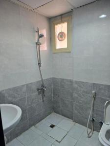 y baño con ducha y lavamanos. en ماجيك سويت الرقعى Magic Suite AlRaggi en Kuwait