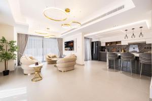 sala de estar con muebles blancos y cocina en Luxurious Villa, Private Pool and Garden, Dubai, en Dubái