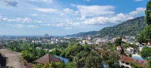 uitzicht op een stad vanaf een heuvel bij Ratana Hill Patong in Patong Beach