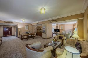 فندق الشهداء  في مكة المكرمة: غرفة معيشة كبيرة مع كنب وطاولة