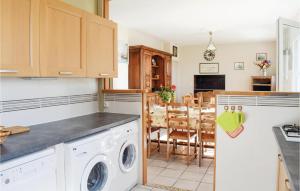 Η κουζίνα ή μικρή κουζίνα στο Holiday Home Lanmodez I