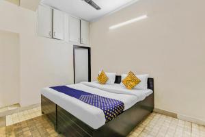 מיטה או מיטות בחדר ב-OYO Country Residency