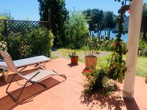 patio ze stołem, ławką i kwiatami w obiekcie Case dei limoni sul mare w mieście Capoliveri