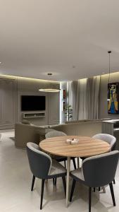 شقة G مودرن جديده 2024 وانيقه في الرياض: غرفة طعام مع طاولة وكراسي