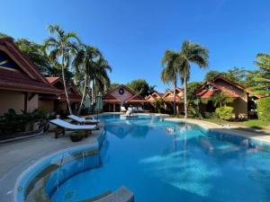 Bazén v ubytování The Pace Phuket Boutique Resort nebo v jeho okolí