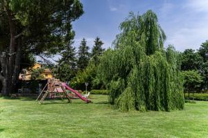 un columpio en un parque con un sauce en White Room, en Empoli