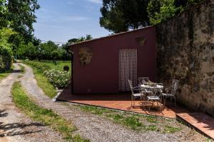 un patio con mesa y sillas junto a un edificio en White Room, en Empoli