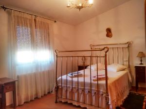 um quarto com uma cama e uma janela em Casa Rural Marques de Cerralbo em Santa María de Huerta