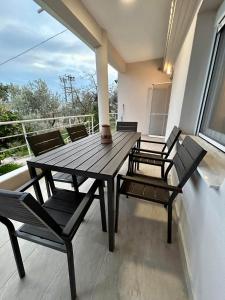 帕勒雍提費基翁的住宿－Adams Villa，阳台上的木桌和椅子