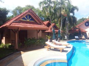 Bazén v ubytování The Pace Phuket Boutique Resort nebo v jeho okolí